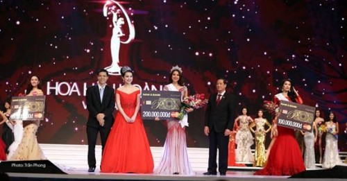 Nam A Bank trao thẻ Nam Á MasterCard cho Hoa hậu hoàn vũ