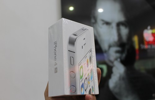 iPhone 4s nguyên seal về Việt Nam giá 3,2 triệu đồng