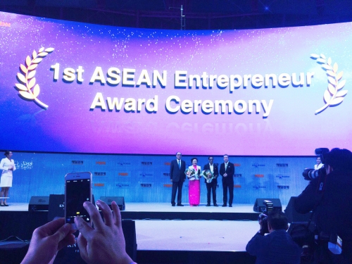 Chủ tịch SeABank được tặng giải thưởng Doanh nhân tiêu biểu ASEAN