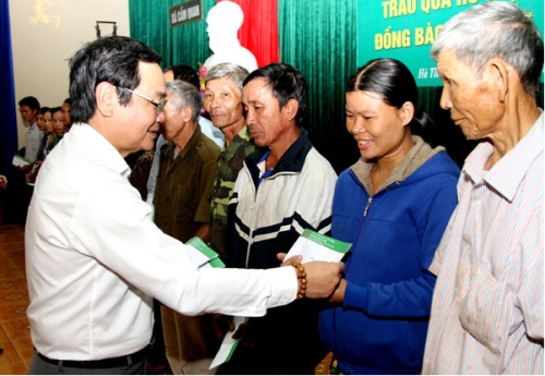 Ngân hàng Chính sách xã hội trao quà hỗ trợ đồng bào vùng lũ miền Trung