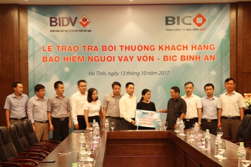 BIC chi trả hơn 800 triệu đồng tiền bảo hiểm cho khách hàng tại Hà Tĩnh