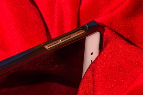 Ốp iPhone bằng titan giá 1.345 USD
