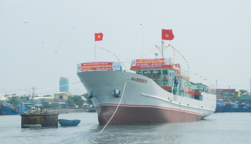 Cận cảnh hạ thủy tàu “67” lớn nhất miền Trung