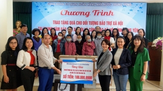 Công đoàn Cơ quan NHNN Trung ương:​​​​​​​ Thăm, tặng quà đối tượng bảo trợ xã hội tỉnh Hưng Yên