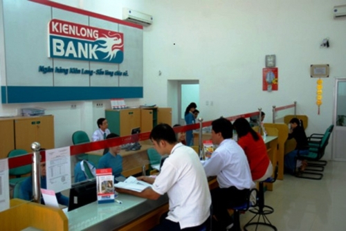 Kienlongbank hỗ trợ khách hàng khắc phục thiệt hại sau bão Damrey