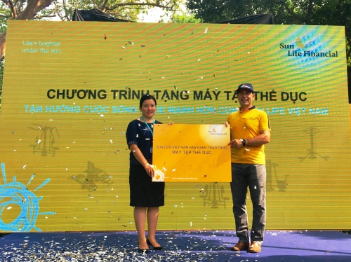 Sun Life Việt Nam tặng máy tập thể dục cho Công viên Tao Đàn