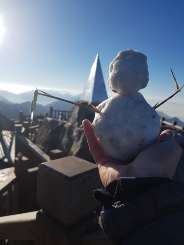 Du khách thích thú đùa nghịch với băng tuyết trên đỉnh Fansipan