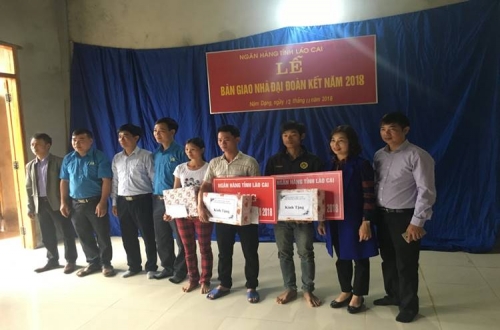 Ngành Ngân hàng Lào Cai trao tặng nhà Đại đoàn kết cho các hộ nghèo
