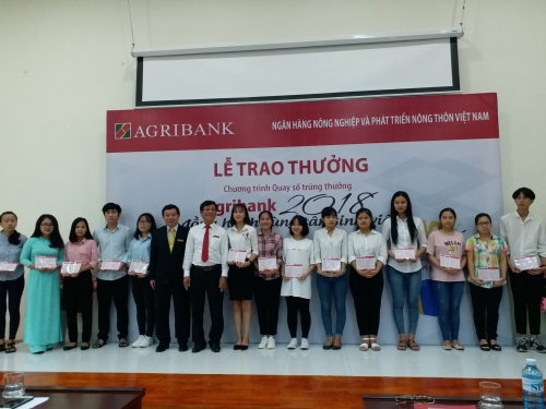 28 tân sinh viên Đại học Sư phạm Đà Nẵng được nhận học bổng