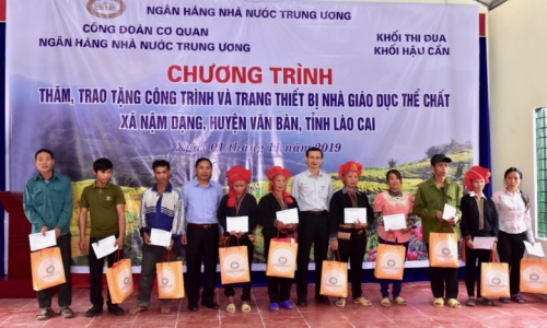 Công đoàn Cơ quan NHNN TW trao tặng kinh phí xây dựng nhà thể chất đa năng xã Nậm Dạng