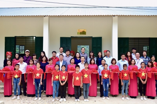 Công đoàn Cơ quan NHNN TW trao tặng kinh phí xây dựng nhà thể chất đa năng xã Nậm Dạng