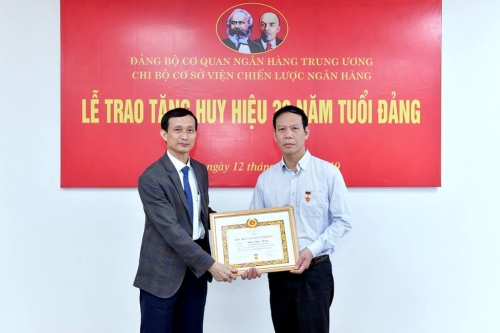 Trao tặng Huy hiệu 30 năm tuổi Đảng cho đảng viên Phan Ngọc Thắng