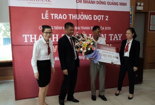 Khách hàng của Agribank Đông Quảng Ninh trúng thưởng khi thanh toán tiền điện