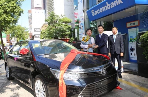 Sacombank trao xe Camry cho khách hàng trúng thưởng
