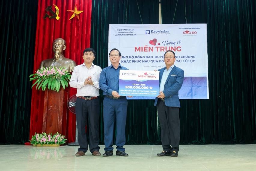 Eurowindow trao tặng 700 suất quà cho các hộ dân vùng lũ Nghệ An