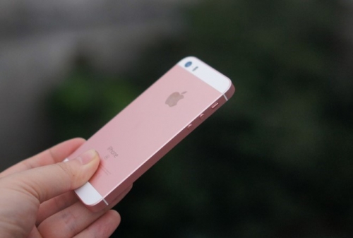 iPhone SE chính thức giảm giá 2 triệu đồng