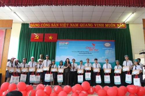 Kienlongbank: Trao 100 suất học bổng cho học sinh huyện Nhà Bè