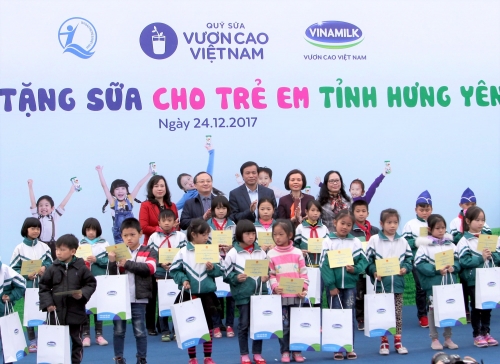 Quỹ sữa Vươn cao Việt Nam tặng 70.500 ly sữa cho trẻ em tỉnh Hưng Yên