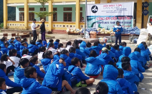 Trao 400 áo ấm cho học sinh vùng cao Trà Nam