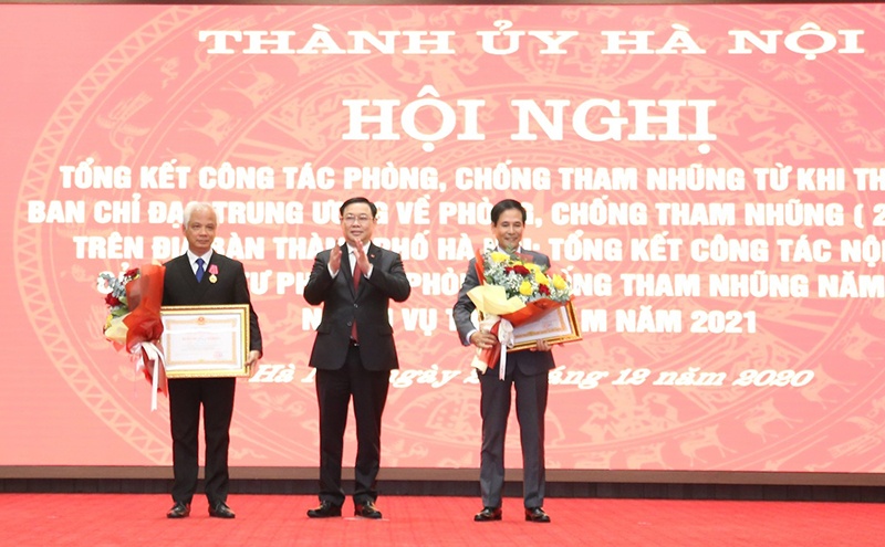 bi thu thanh uy ha noi chong tham nhung khong co vung cam khong co ngoai le