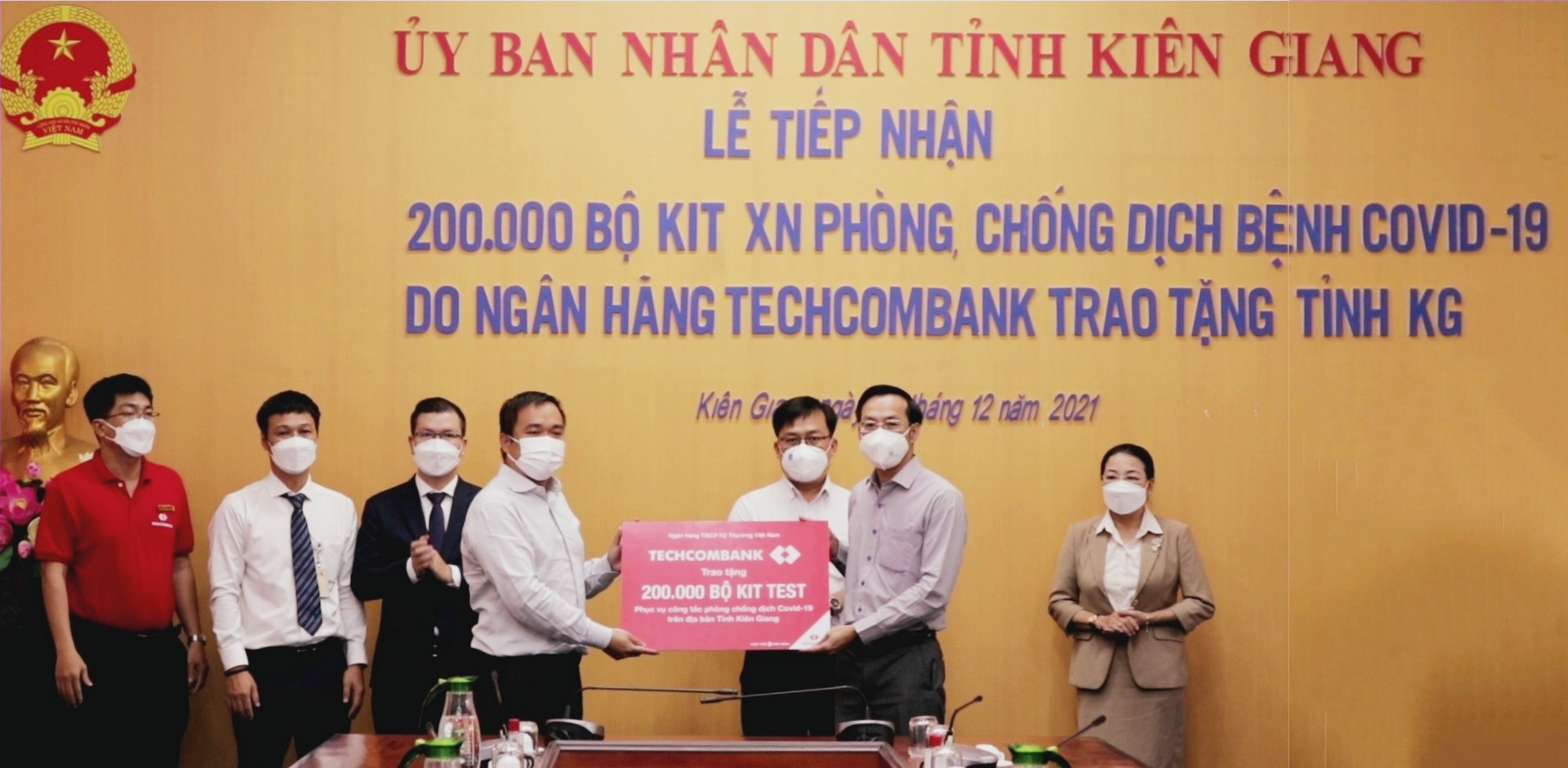 techcombank trao tang tinh kien giang 200000 bo kit xet nghiem covid 19