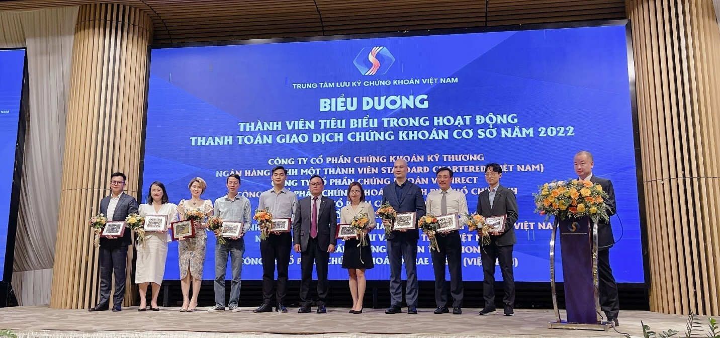 Standard Chartered Việt Nam được vinh danh “Ngân hàng giám sát tiêu biểu”