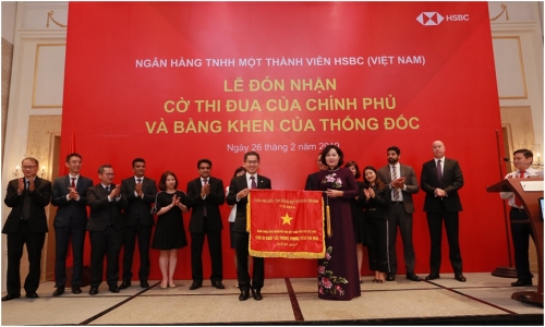 HSBC Việt Nam nhận Cờ thi đua của Chính phủ