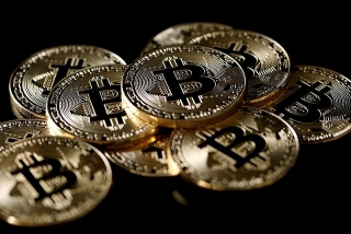 Bitcoin giảm gần 50% so với đỉnh của năm