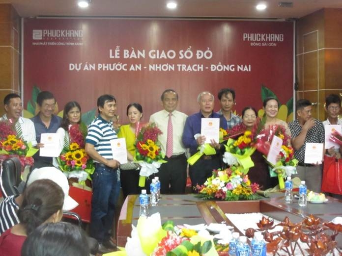 Phúc Khang trao sổ đỏ cho khách hàng dự án Ecosun