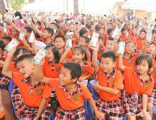 Quỹ Sữa vươn cao Việt Nam và Vinamilk trao tặng 44.709 ly sữa cho trẻ em Hưng Yên