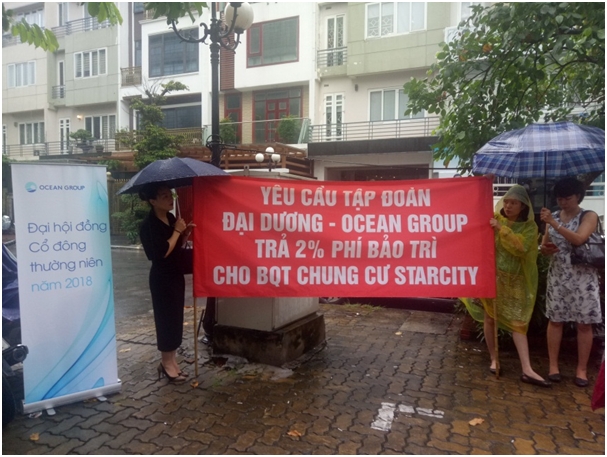 Chung cư Star City: Cư dân đội mưa đòi trả kinh phí bảo trì