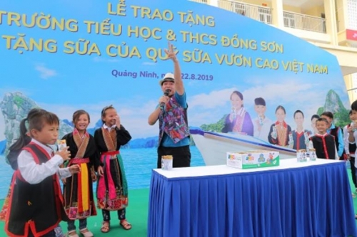 Quỹ sữa Vươn cao Việt Nam trao tặng sữa cho trẻ em tỉnh Quảng Ninh
