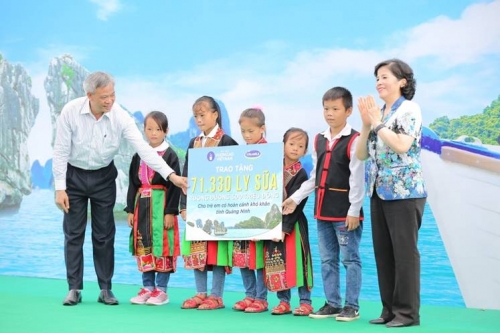 Quỹ sữa Vươn cao Việt Nam trao tặng sữa cho trẻ em tỉnh Quảng Ninh