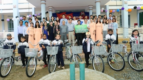 Vietcombank Đăk Lăk trao tặng 50 chiếc xe đạp cho học sinh nghèo