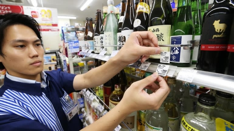 Nhật Bản tăng thuế tiêu dùng lên 10%