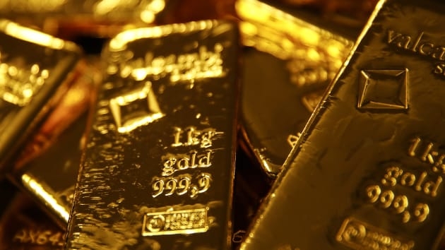 Giá vàng có thể vọt lên 2.000 USD/oz vào năm tới, chiến lược gia nói