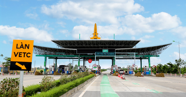 undefined Các phương tiện vận chuyển hàng cứu trợ được miễn phí đường bộ