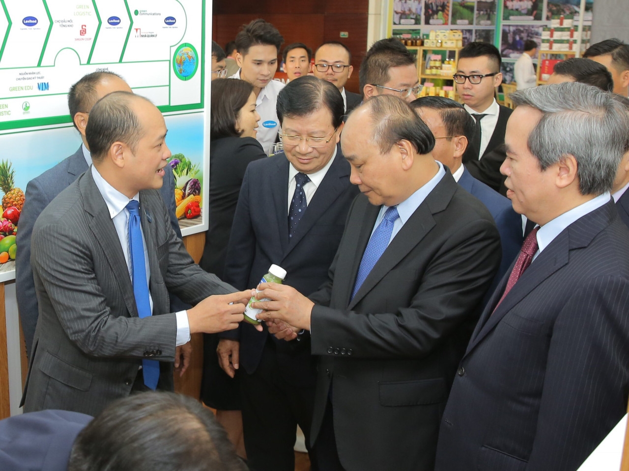 Thủ tướng thăm quan gian hàng Chuỗi giá trị ngành rau củ quả