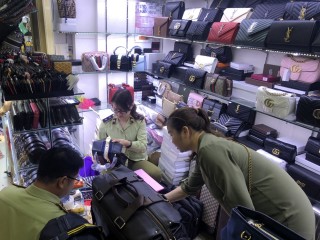 Thu giữ hàng nghìn sản phẩm nghi giả thương hiệu nổi tiếng tại Sài Gòn Square và chợ Bến Thành
