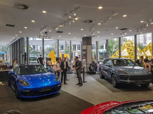 Porsche trưng bày xe tại Vincom Center Landmark 81