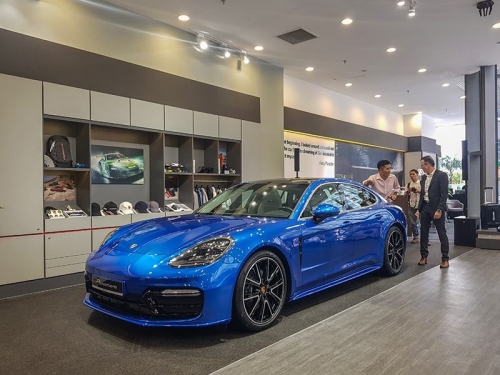 Porsche trưng bày xe tại Vincom Center Landmark 81
