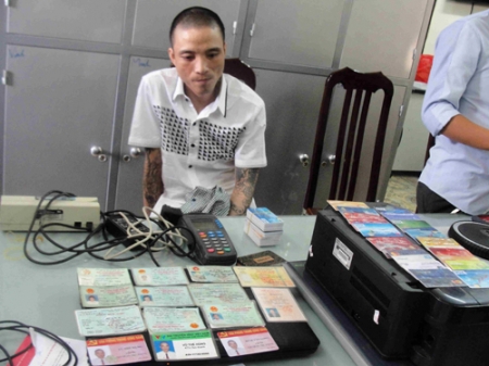 Hà Nội: Phá đường dây sản xuất thẻ tín dụng giả