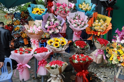 Thị trường hoa, quà tặng Valentine “nóng lên” từng giờ