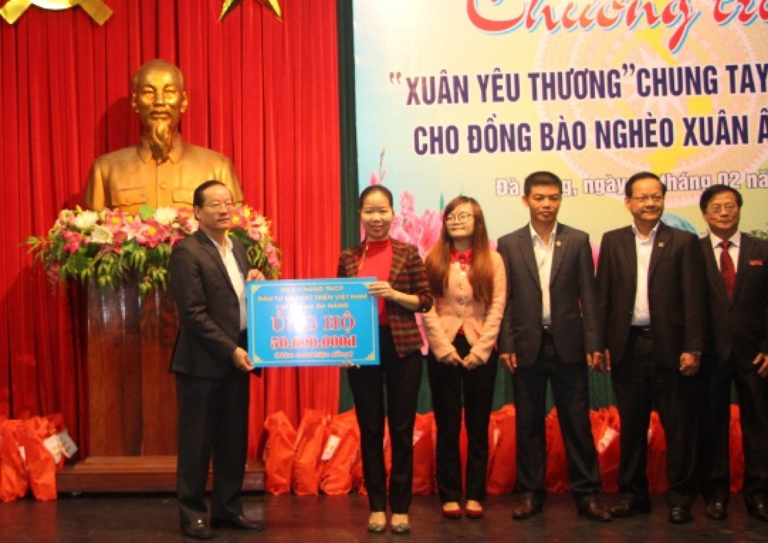 BIDV Đà Nẵng trao quà tết cho người nghèo