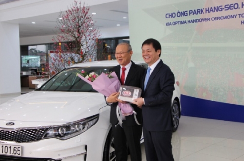 Thaco trao tặng xe Kia Optima cho ông Park Hang Seo