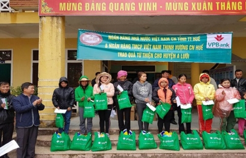 Ngành Ngân hàng Thừa Thiên - Huế tặng quà các hộ nghèo dịp Tết