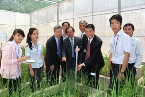 DuPont ký kết phát triển học tập nông nghiệp