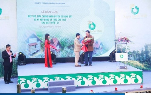 Bàn giao sổ đỏ cho khách hàng mua biệt thự Sapa Jade Hill