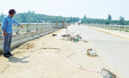 Mất đất vì khai thác cát gần bờ