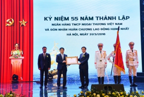 Vietcombank đón nhận Huân chương Lao động hạng Nhất